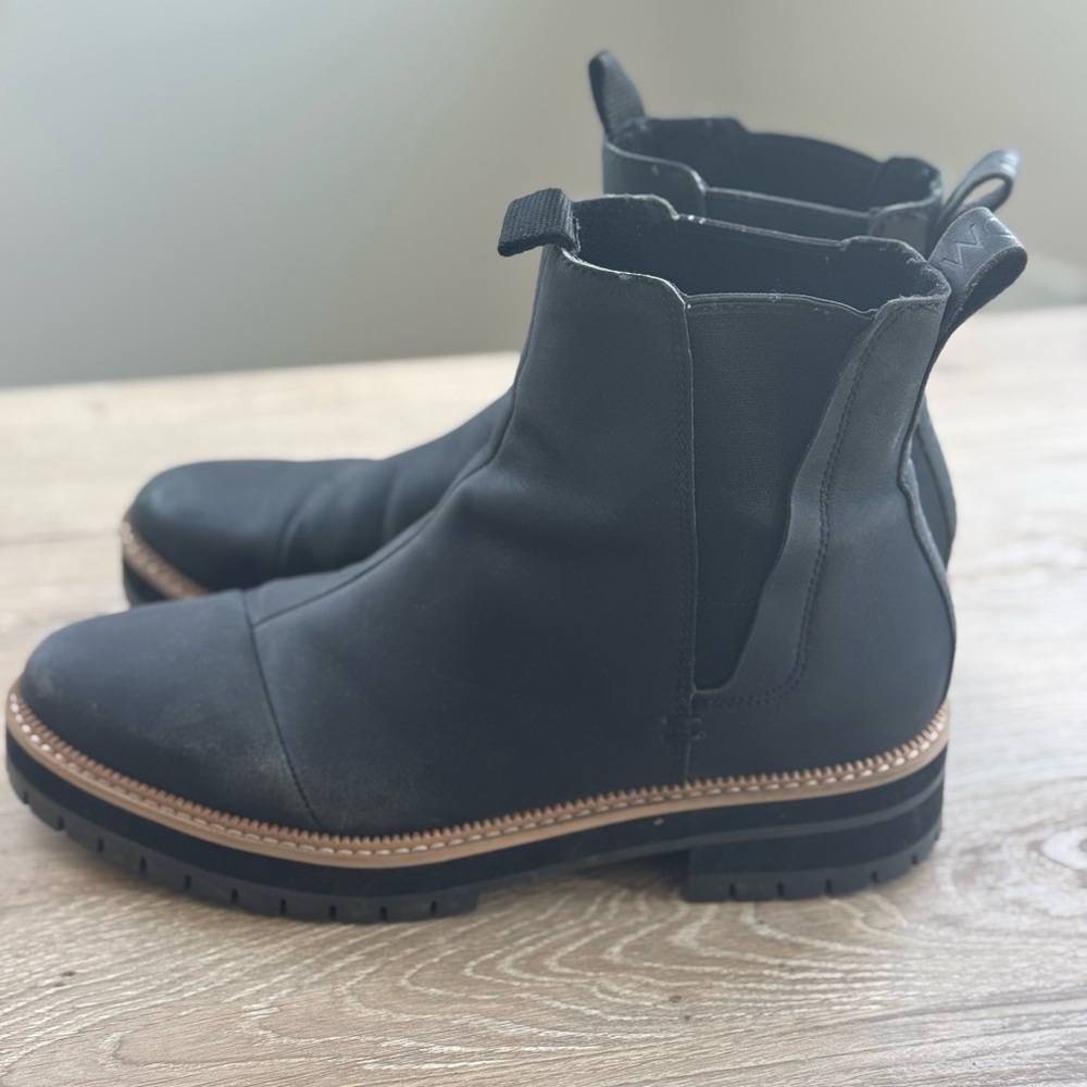 Toms size 8 boots, minimal wear